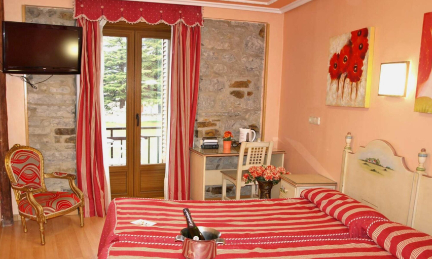 Bedroom 3, Mur, Huesca