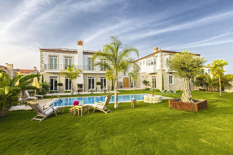 Exterior & Views