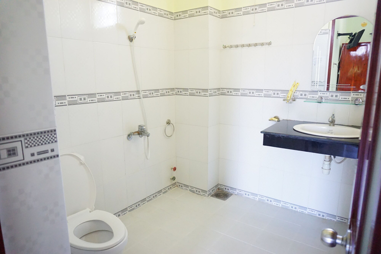 Bathroom 4, Cat Tien Guesthouse, Phan Thiết
