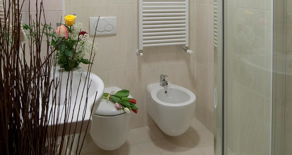Bathroom, Hotel Ristorante Tre Leoni, Varese