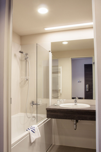 Bathroom 4, ETO Park Hotel Business & Stadium, Győr