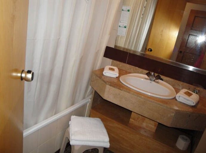 Bathroom 4, Hotel Esplendid, Girona