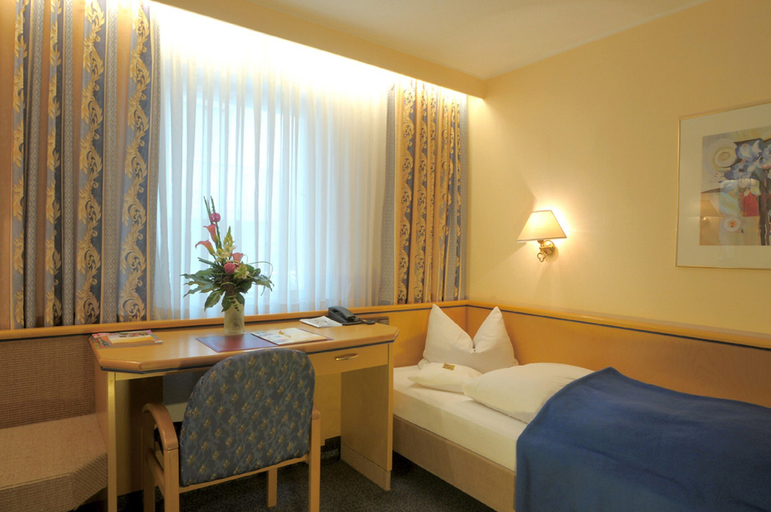 Bedroom 3, Ringhotel Loew's Merkur, Nürnberg