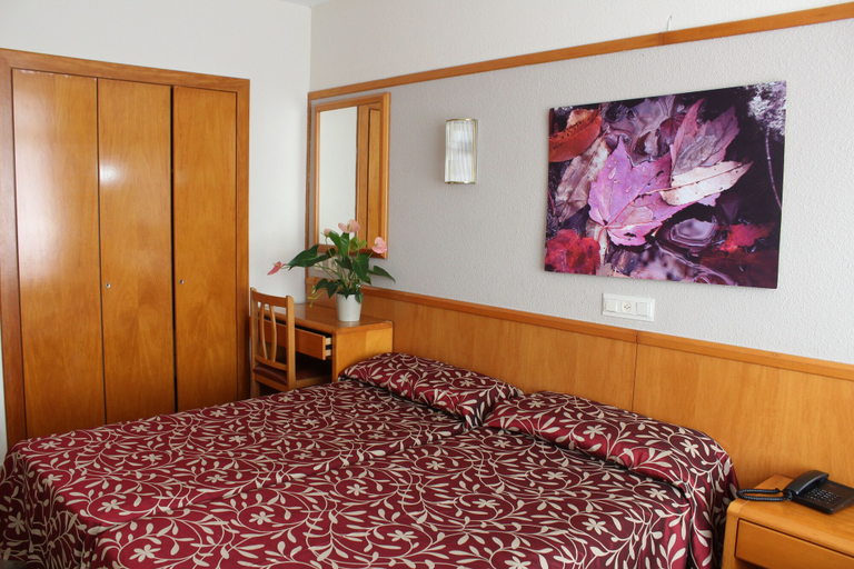 Bedroom 3, Hotel Esplendid, Girona