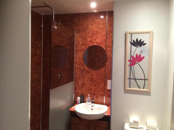 Bathroom 5, Great Western Hotel Aberdeen, Aberdeen