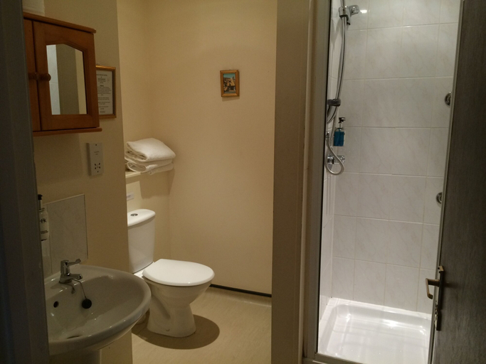 Bathroom, Half Moon Hotel and Restaurant, Lincolnshire