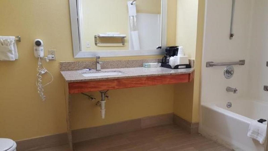 Bathroom 5, Loyalty Inn Hawkinsville, Pulaski