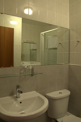 Bathroom 5, Rob Roy Hotel, Stirling