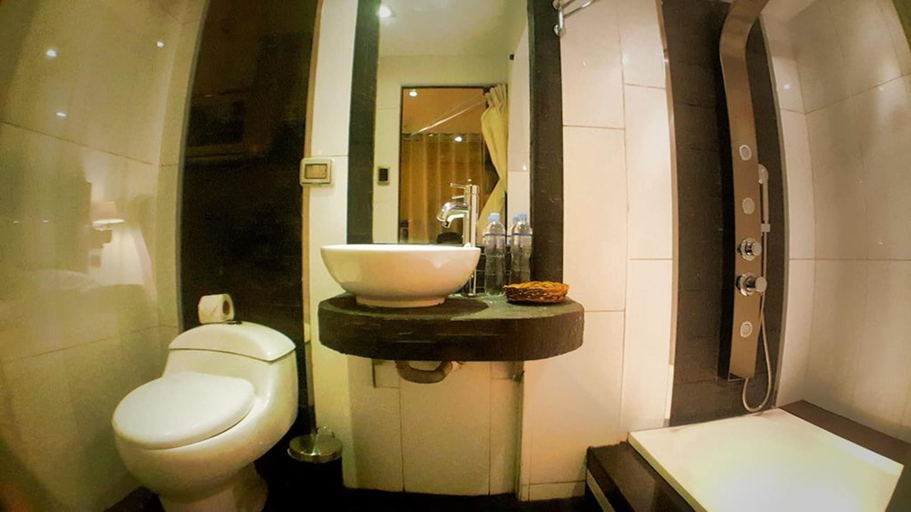 Bathroom 3, Killa House, Cusco