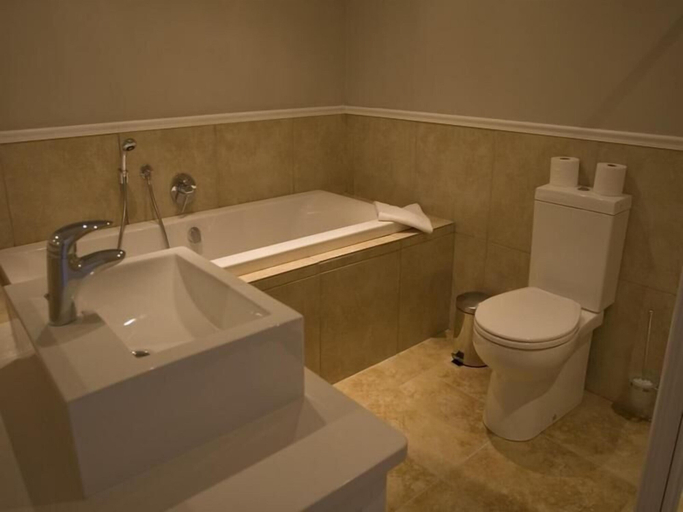 Bathroom 3, Kenjockity, Overberg