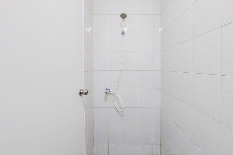 Bathroom 5, Comfy Studio at Poris 88 Apartment By Travelio, Tangerang