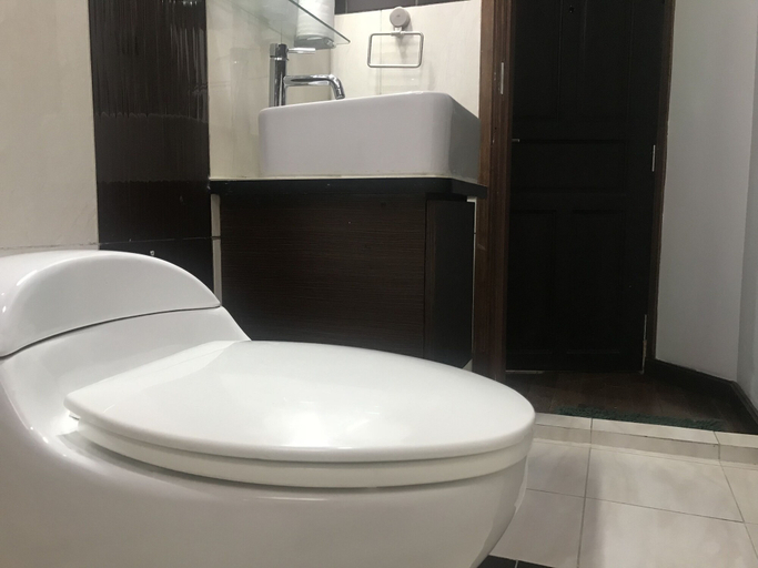 Bathroom 4, Ripple Beach Inn, Malé