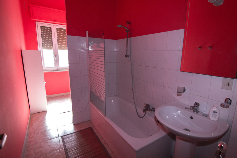 Bathroom 4, Hibiscus, Palermo