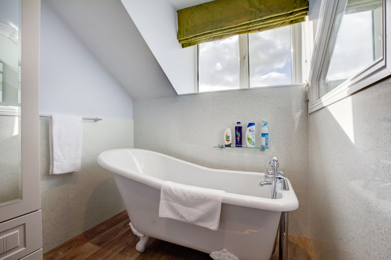 Bathroom 2, Sunrise Guest House, Cornwall