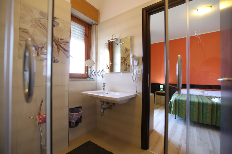 Bathroom 3, Hotel Cliché, Cosenza