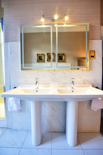 Bathroom 4, Astley Bank Hotel, Blackburn with Darwen