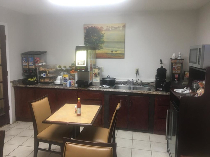 Food & Drinks 5, Loyalty Inn Hawkinsville, Pulaski