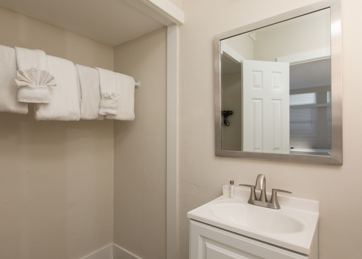 Bathroom 4, La Jolla Resort, Monroe