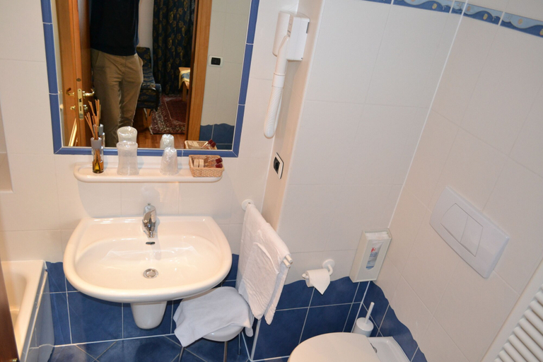 Bathroom 4, Hotel Corona, Trento
