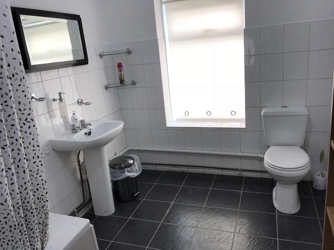 Bathroom 2, 5 Bedroom House For Large Group, Glasgow
