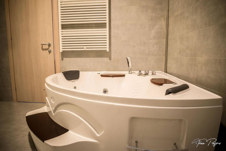 Bathroom 5, Hotel Lonatino, Brescia