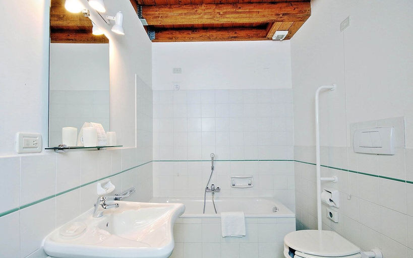Bathroom 4, Casale Doria Pamphilj, Roma