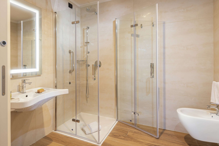 Bathroom 5, DoubleTree by Hilton Brescia, Brescia