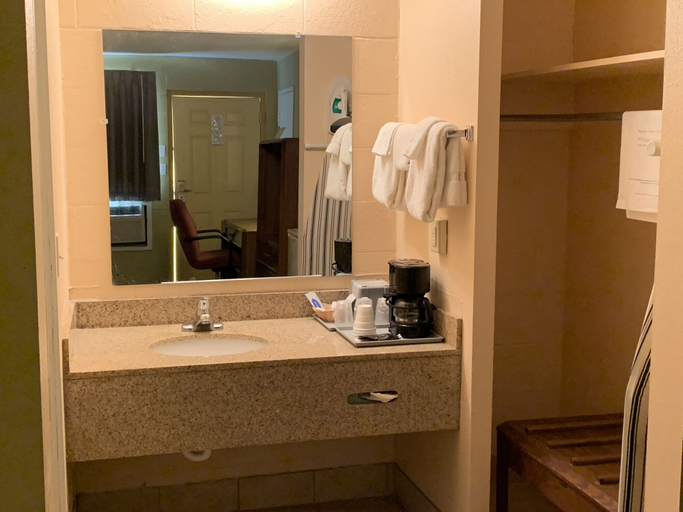 Bathroom 4, Executive Inn, Ford