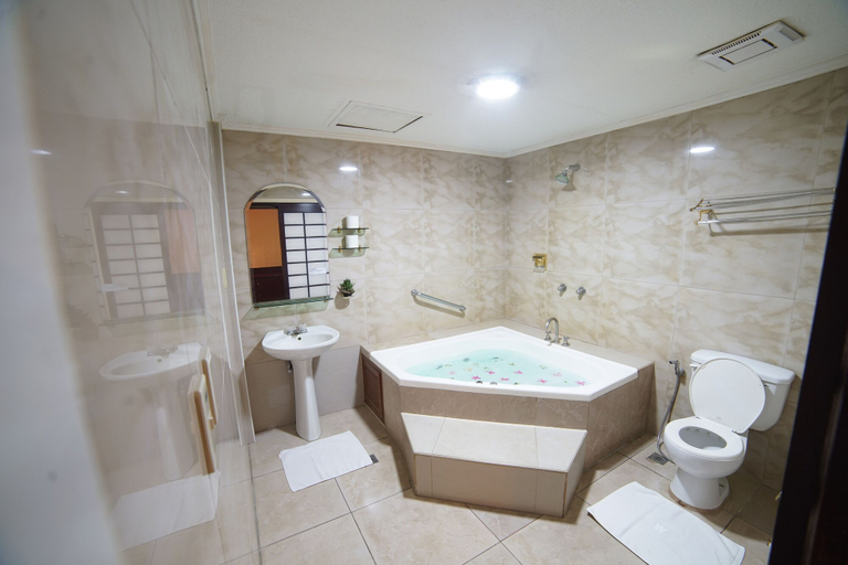 Bathroom 5, Wild Orchid Resort, Mabalacat