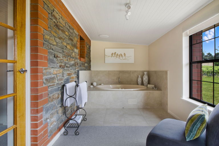 Bathroom 4, Stonewell Cottages & Vineyards, Light