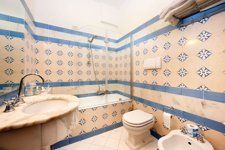 Bathroom 5, Johanna Park Hotel, Napoli