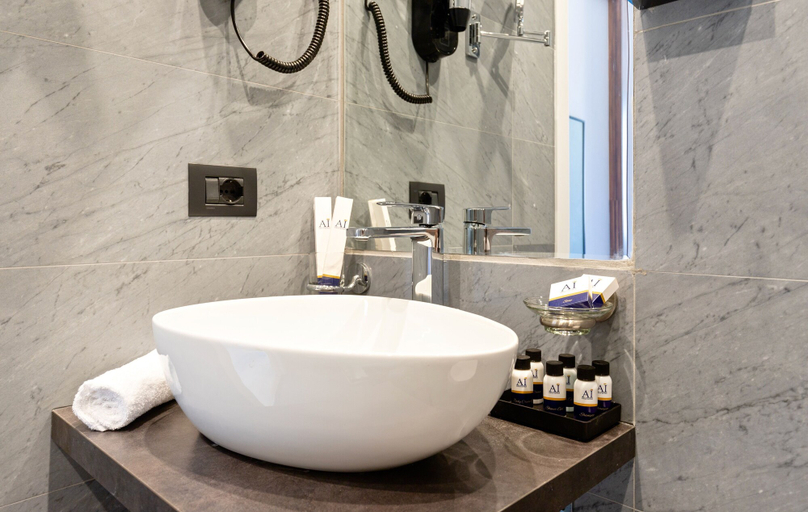 Bathroom 5, AH - Duomo Essence, Milano