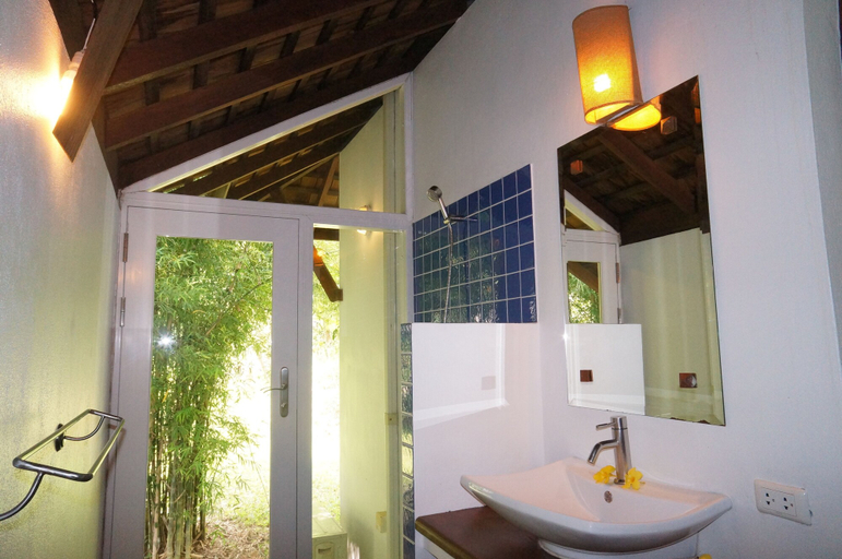 Bathroom 5, Koyao Bay Pavilions, Ko Yao District