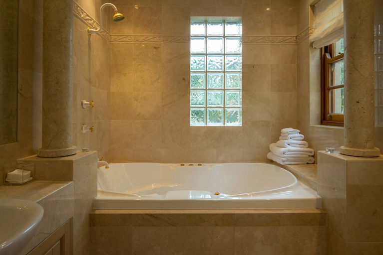 Bathroom 5, Victoria's at Wategos, Byron