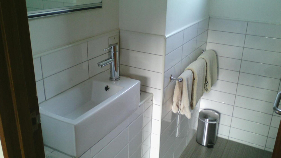 Bathroom 3, 747 Motel, Wellington