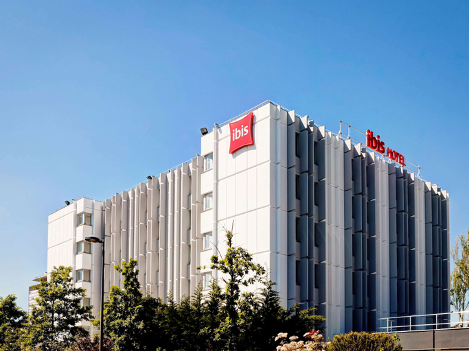 Exterior & Views 1, ibis Lyon Est Bron, Rhône