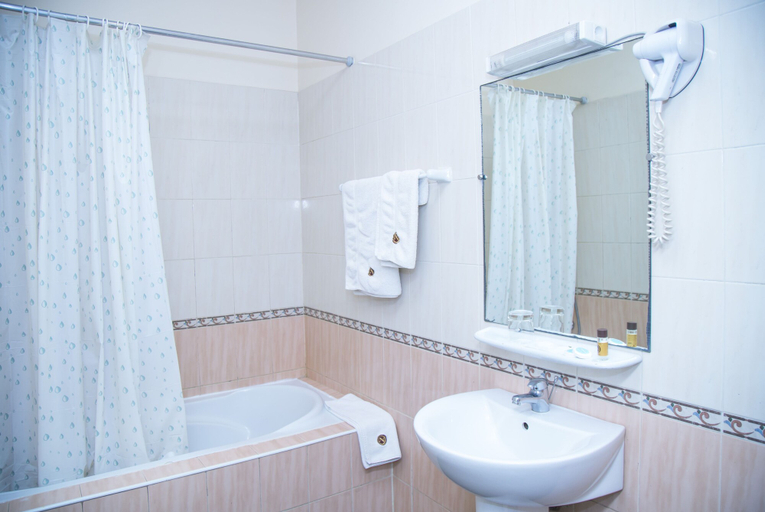 Bathroom 5, Le Ndiambour Hôtel et Résidence, Dakar