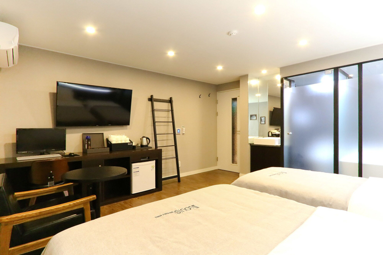 Bedroom 2, Louis Hotel, Sasang