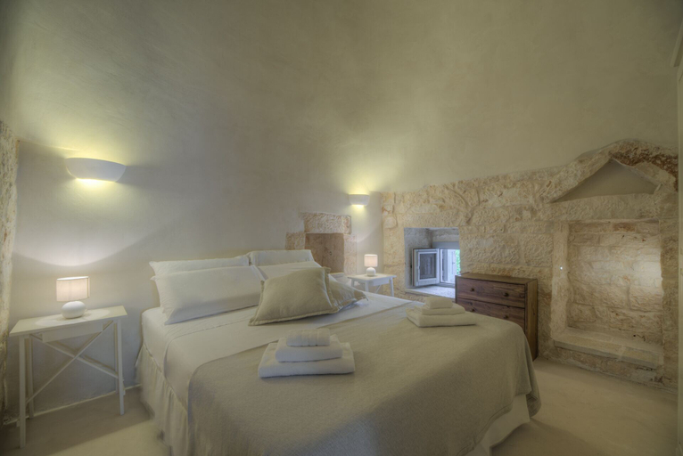 Bedroom 2, Trullo Grotta Cisternino by Typney, Brindisi