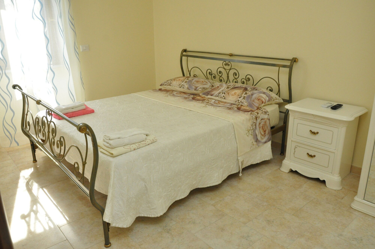 Bedroom 4, Victoria, Napoli