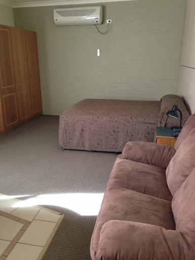 Bedroom 3, Francis Phillip Motor Inn, Singleton