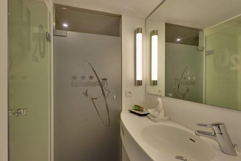 Bathroom 3, Hotel Glenmore, West-Vlaanderen