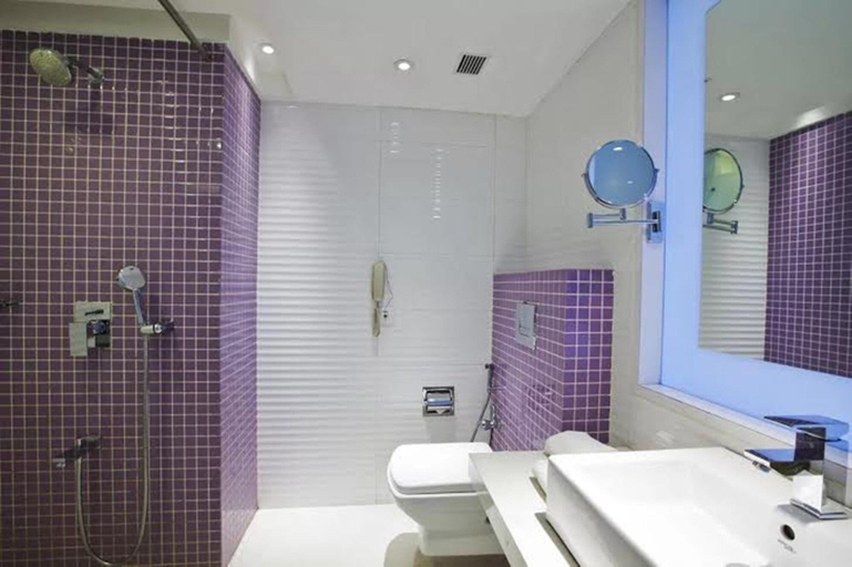 Bathroom 3, Spree Shivai Hotel Pimpri, Pune