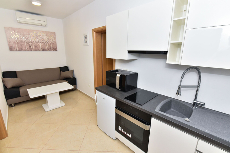 Others 5, Villa Sana, Vir