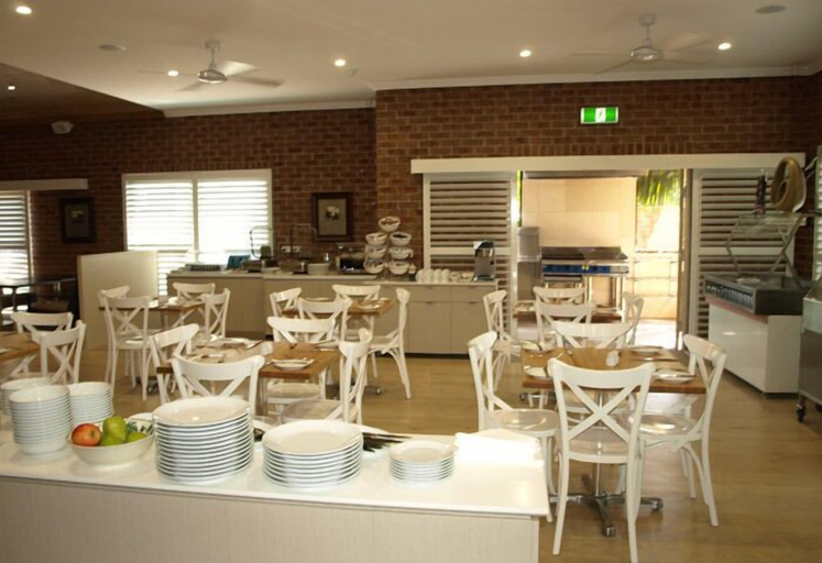 Food & Drinks 5, Francis Phillip Motor Inn, Singleton