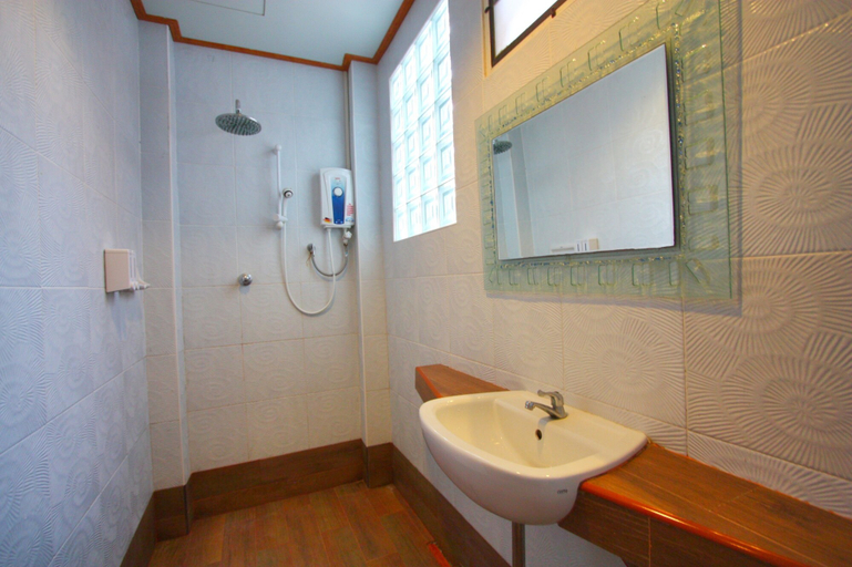 Bathroom 4, Bhuvarin Resort, Koh Chang