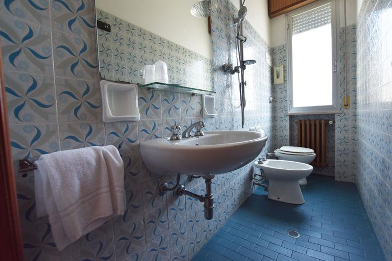 Bathroom 4, Hotel Azzurra, Rimini