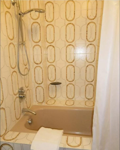 Bathroom 3, The Catalogne, Pyrénées-Orientales