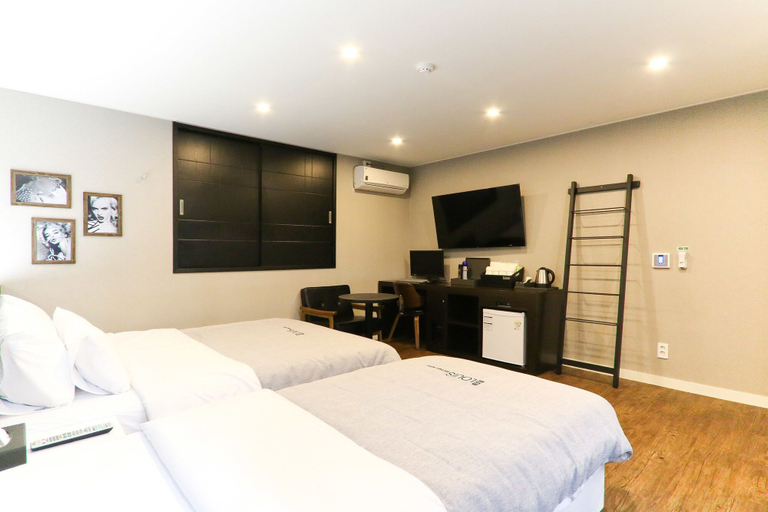 Bedroom 2, Louis Hotel, Sasang
