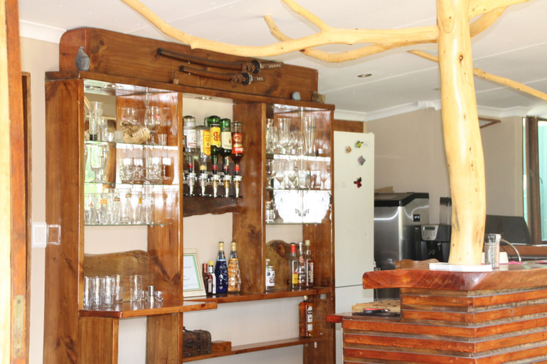 Food & Drinks, Teniqua Treetops, Eden